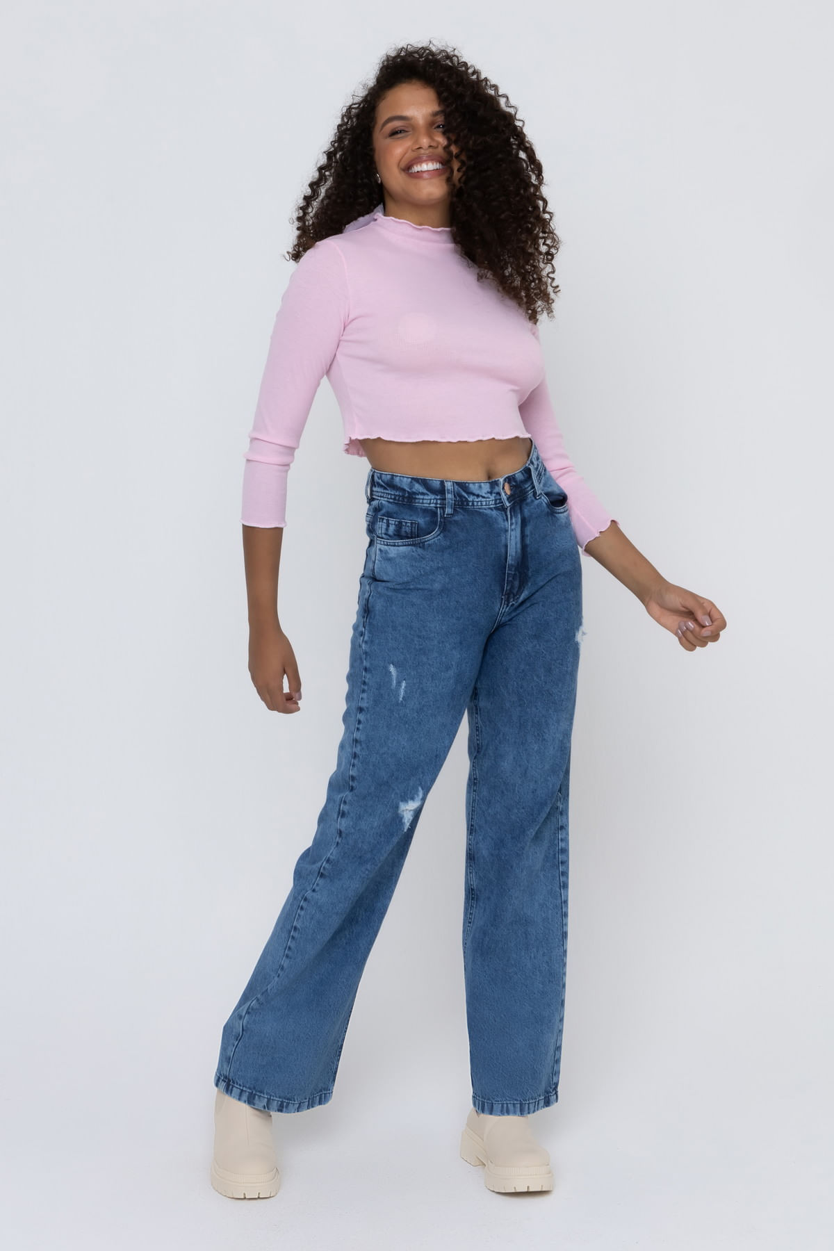 Caedu Moda Oficial - Calça jeans e camiseta é a dupla que nunca sai de  moda. Aposte em estampas legais e dê um up no look., Camiseta R$ 19,99, Calça jeans R$ 89,99