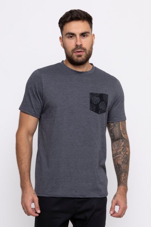 Camiseta Masculina com Bolso Estampado Chumbo