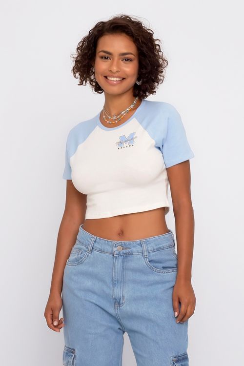 Blusa Cropped Feminina Raglan com Estampa College Off White e Azul