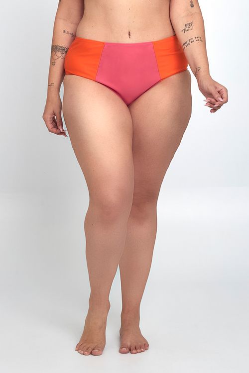 Biquíni Feita Pra Mim Feminino Bottom Recorte Lara Rosa. Modelo Plus Size.