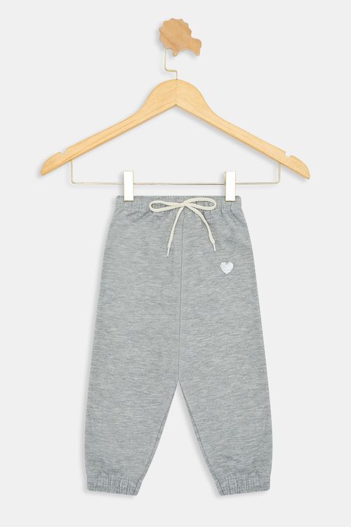 Calça Moletom Infantil Meninas com Patch de Coração Cinza Claro Mescla Tam 1 a 3