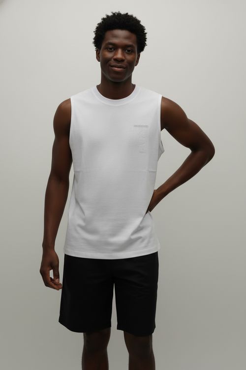 Regata Masculina Branca com Detalhe Minimalista