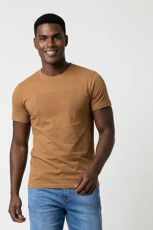 Camiseta Masculina Caramelo Estampa em Relevo