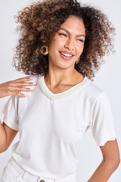 Blusa Feminina Off White Gola V de Pérolas