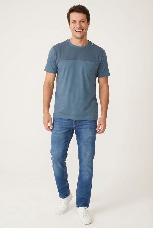 Camiseta Masculina Azul Petróleo com Detalhe Texturizado e Bolso