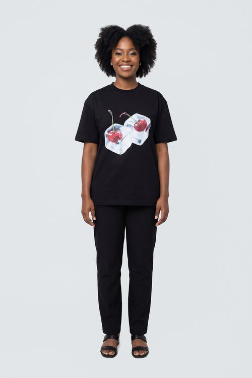 Blusa Feminina Alongada Preta Cerejas no Gelo