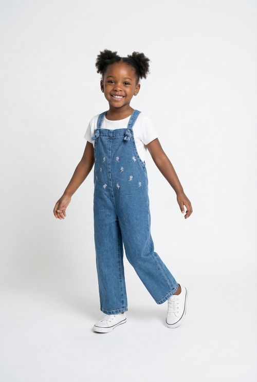 Jardineira inf4/8nas jeans bordado jeans azul medio