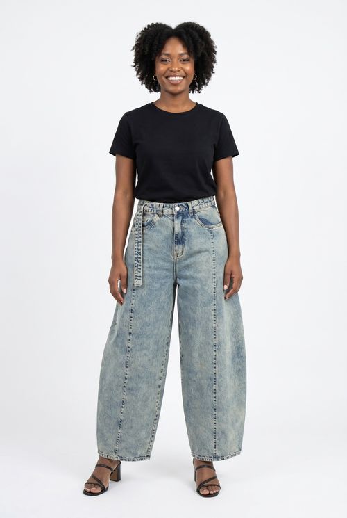 Calça Jeans Feminina Barrel Leg Estonada com Cinto