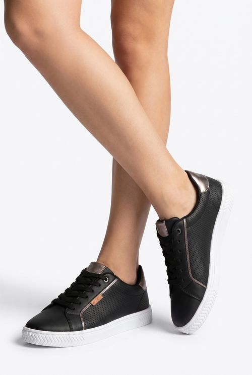 Tênis Feminino Casual Preto com Detalhes Metalizados