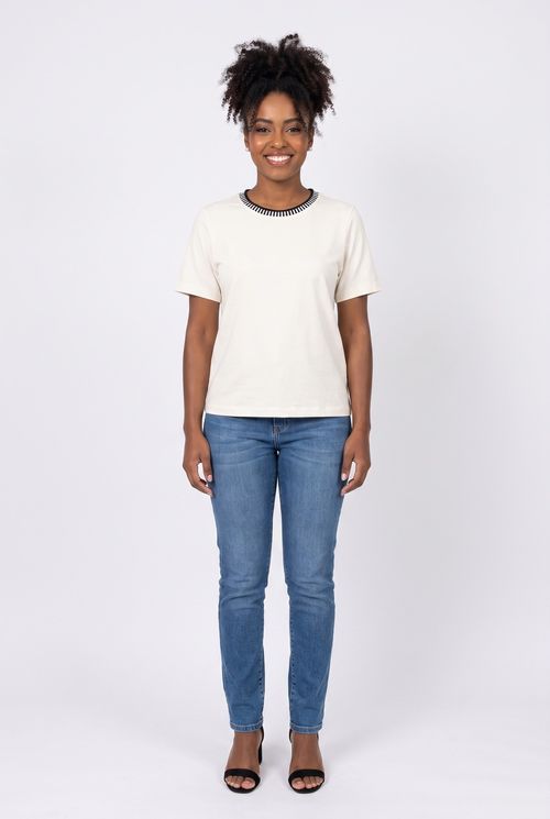 Blusa Feminina Off White com Gola Detalhada